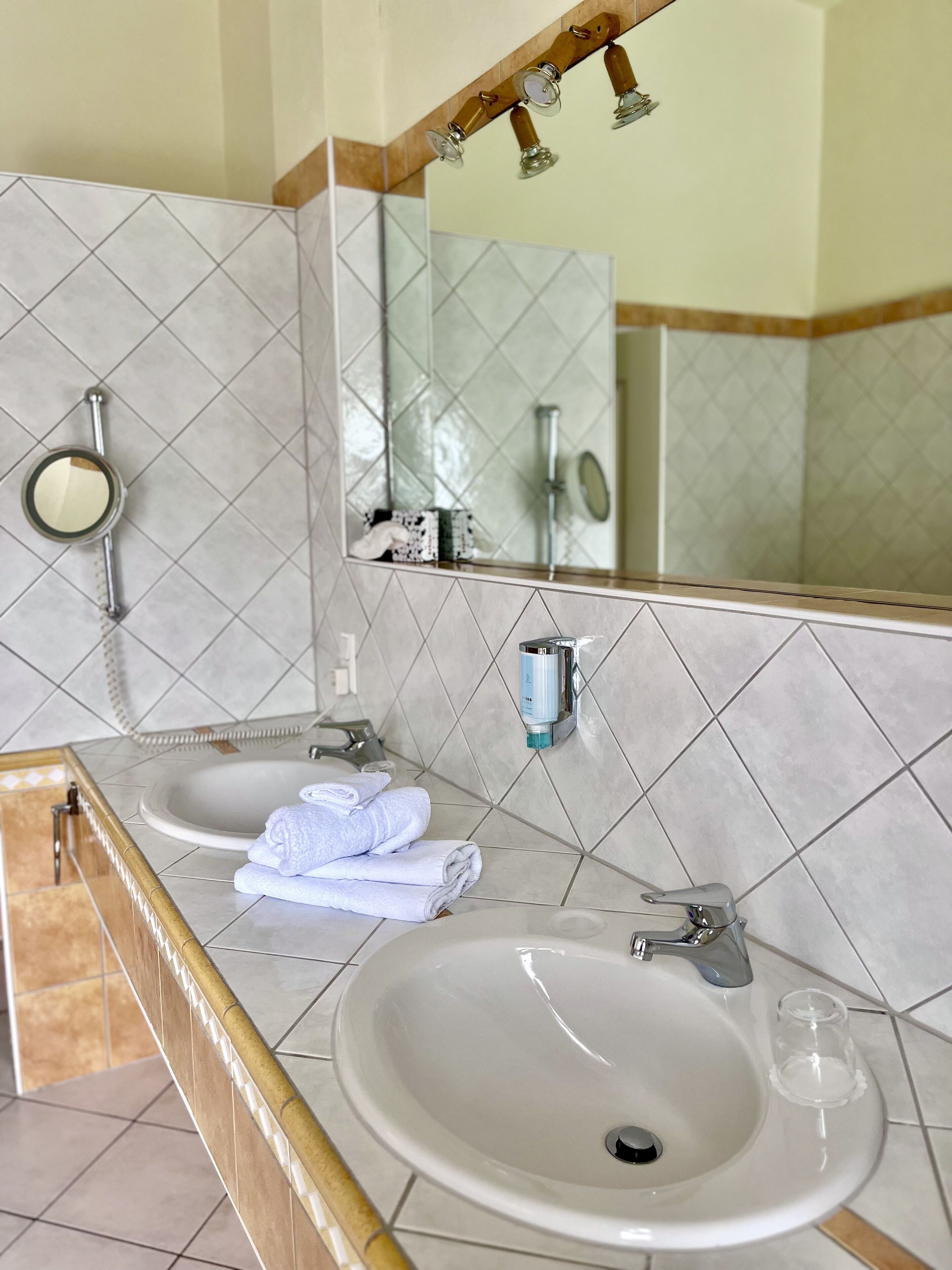 free toiletries, towels