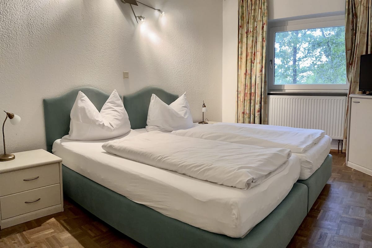 standard double room | in-room safe, desk, iron/ironing board, free wifi