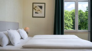 Caja de seguridad en la habitación y escritorio 