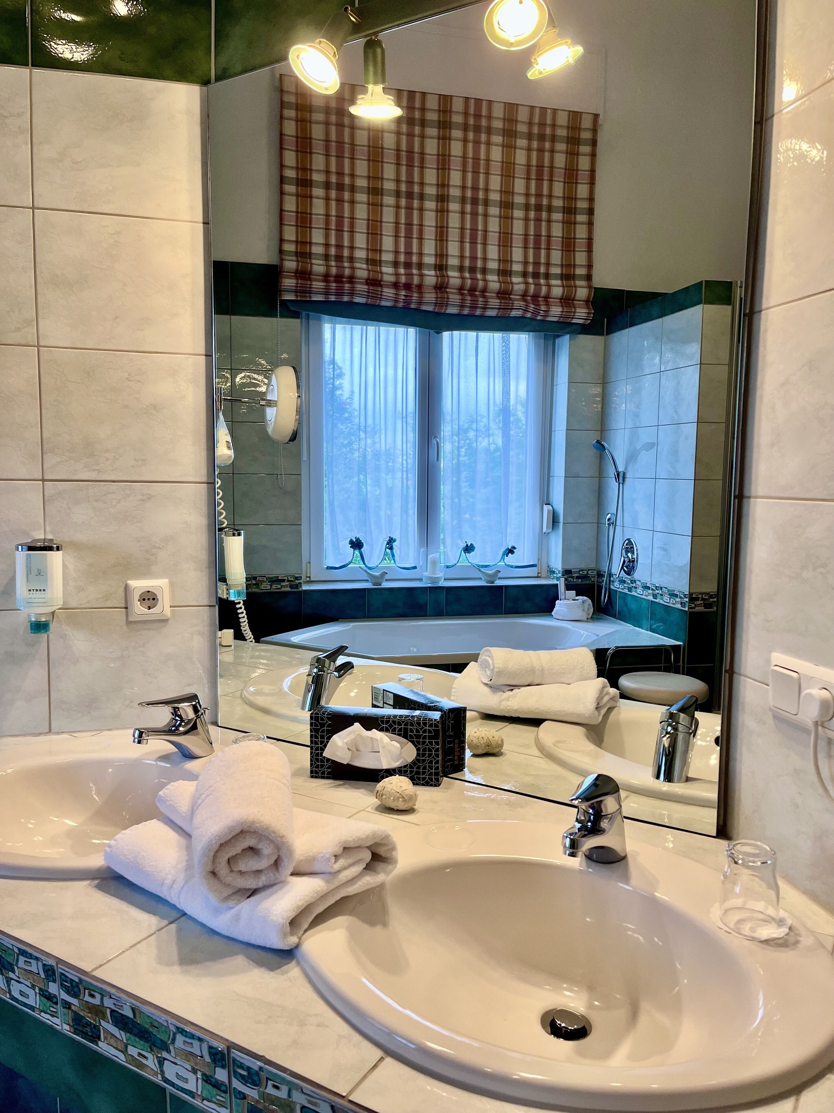 comfort double room | bathroom | free toiletries, towels