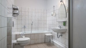 Phòng đôi tiện nghi đơn giản | Phòng tắm | Đồ dùng nhà tắm miễn phí, khăn tắm 