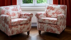 Comfort tweepersoonskamer | Een kluis op de kamer, een bureau, een strijkplank/strijkijzer