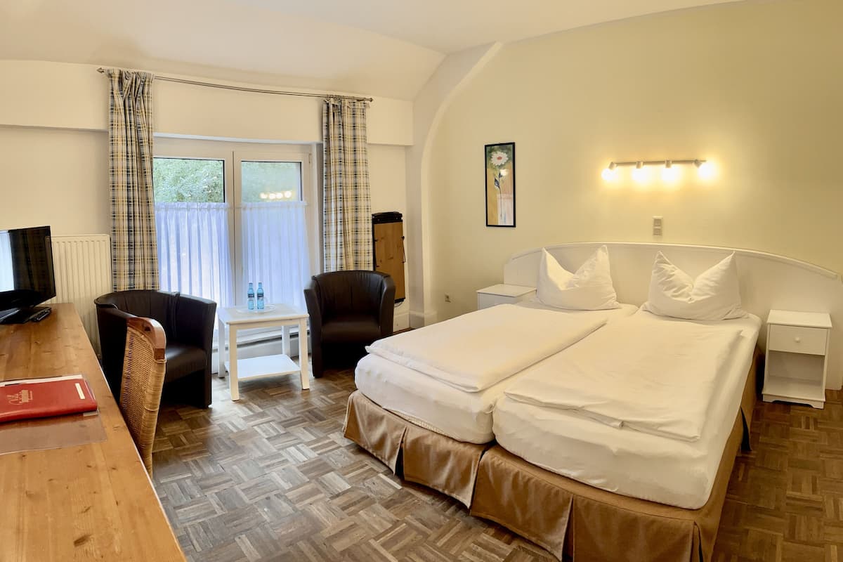 standard double room | in-room safe, desk, iron/ironing board, free wifi