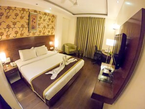 Royal-Zimmer | 20 Schlafzimmer, hochwertige Bettwaren, Schreibtisch