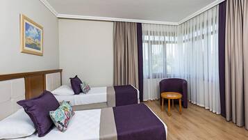 Minibar, coffres-forts dans les chambres, bureau, lits bébé (gratuits)