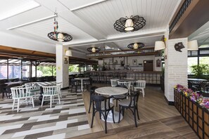 4 barer/lounger, bar vid poolen och strandbar