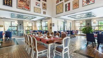 2 restaurants; breakfast, lunch and dinner served