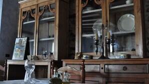 Un armario de madera con puertas de cristal que contiene varios objetos.