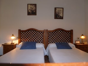 A double bed room with two bedside tables, each with a lamp.
