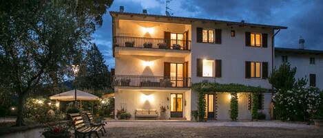 Fachada de la propiedad por la tarde o noche