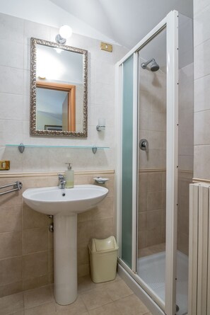 Deluxe Double Room (La Basilica) | Bathroom | Shower, free toiletries, hair dryer, bidet
