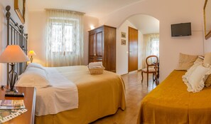Business Triple Room (Il Sacro Convento) | 1 bedroom, premium bedding, desk, soundproofing
