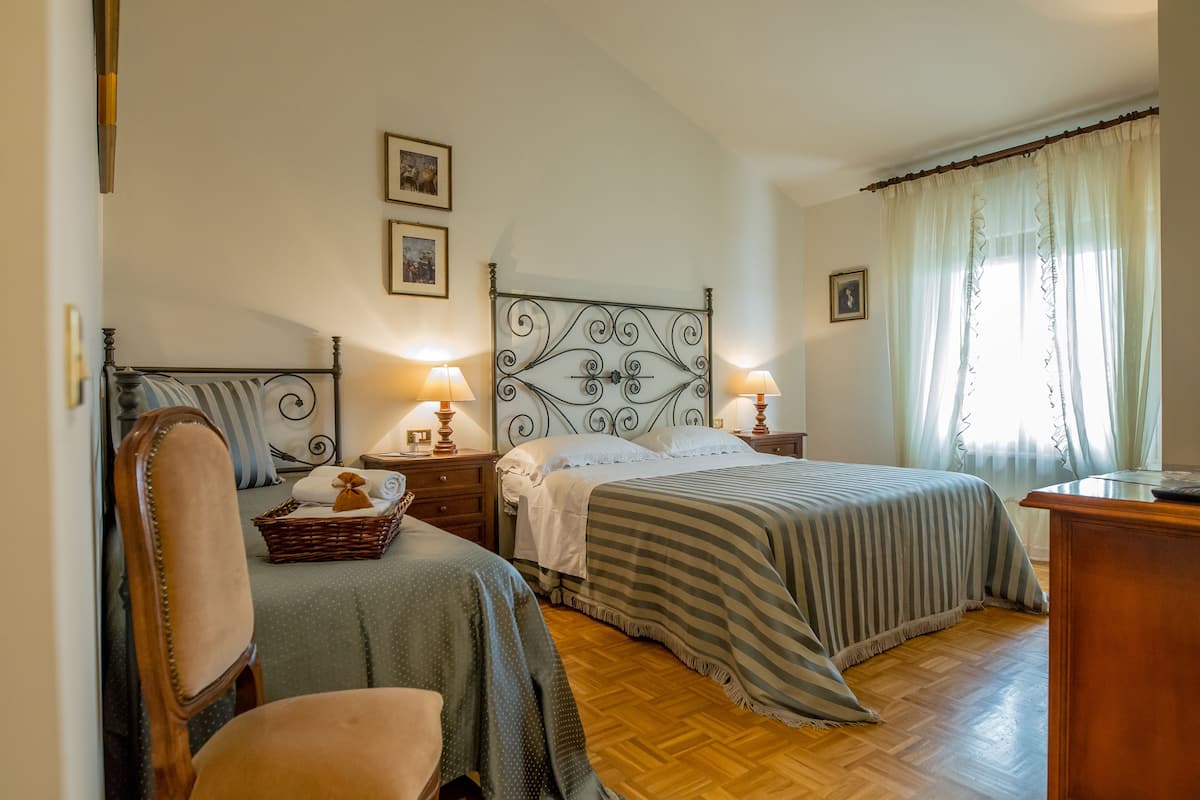 Habitación triple Confort (Piazza del Comune) | 1 habitación, ropa de cama de alta calidad, escritorio y insonorización