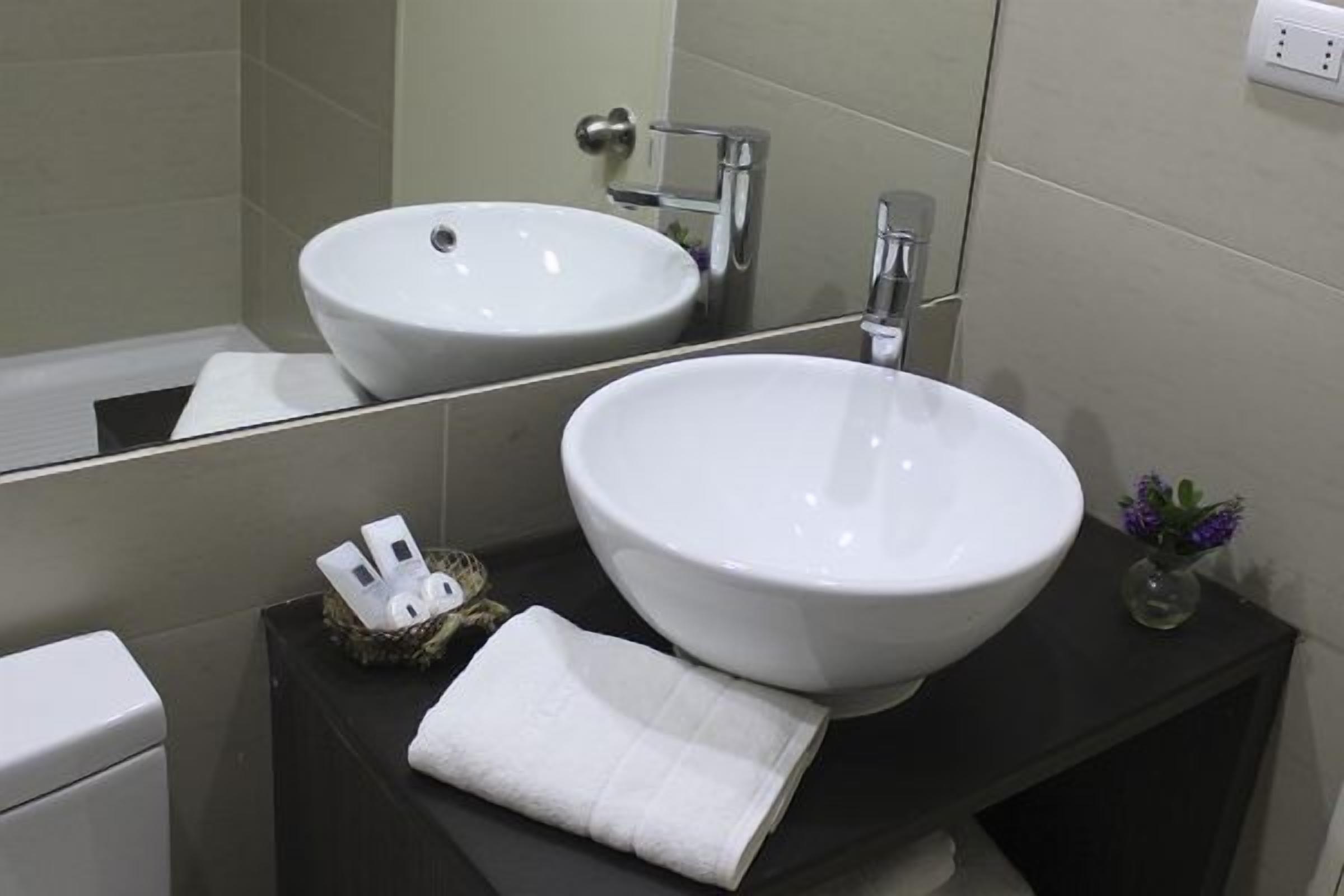 standard twin room, 2 single beds | bathroom | shower, free toiletries, hair dryer, towels