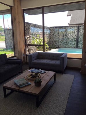 Lobby sitting area - Hotel Umawue (Concepción)
