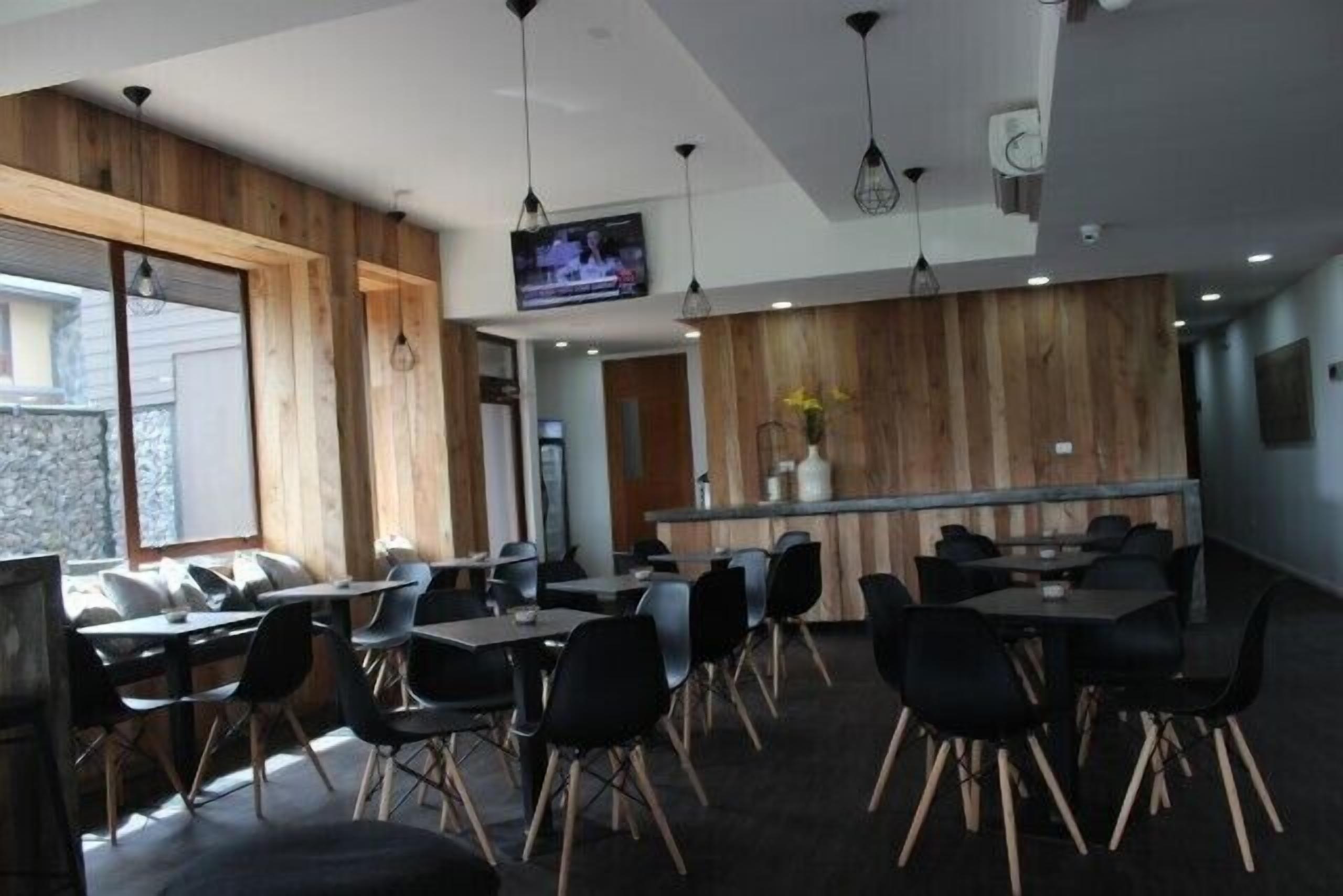 free buffet breakfast