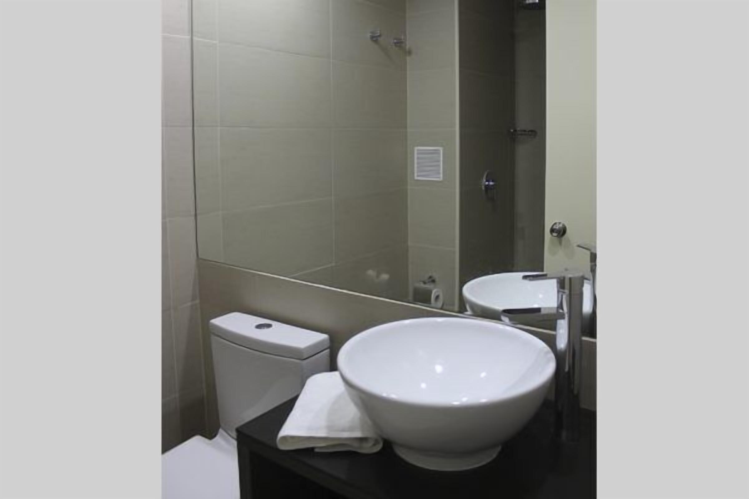 standard twin room, 2 single beds | bathroom | shower, free toiletries, hair dryer, towels