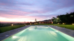 A swimming pool with a clear view of the surrounding landscape and a distant mountain range. - Country House Poggio Fiorito (Assisi)