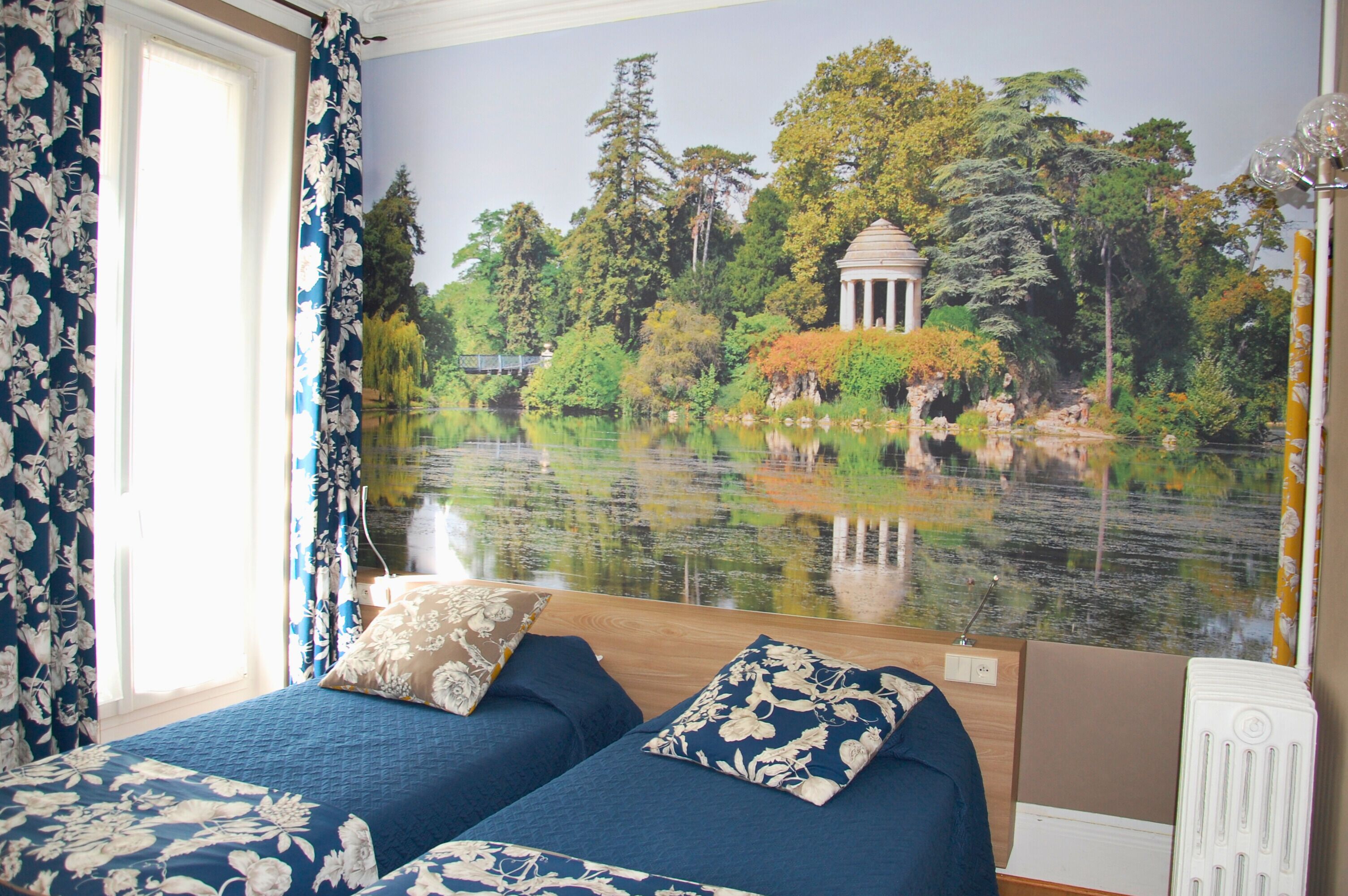 غرفة لفردين | خزنة داخل الغرفة ومكتب وواي فاي مجانًا وملاءات أسرّة