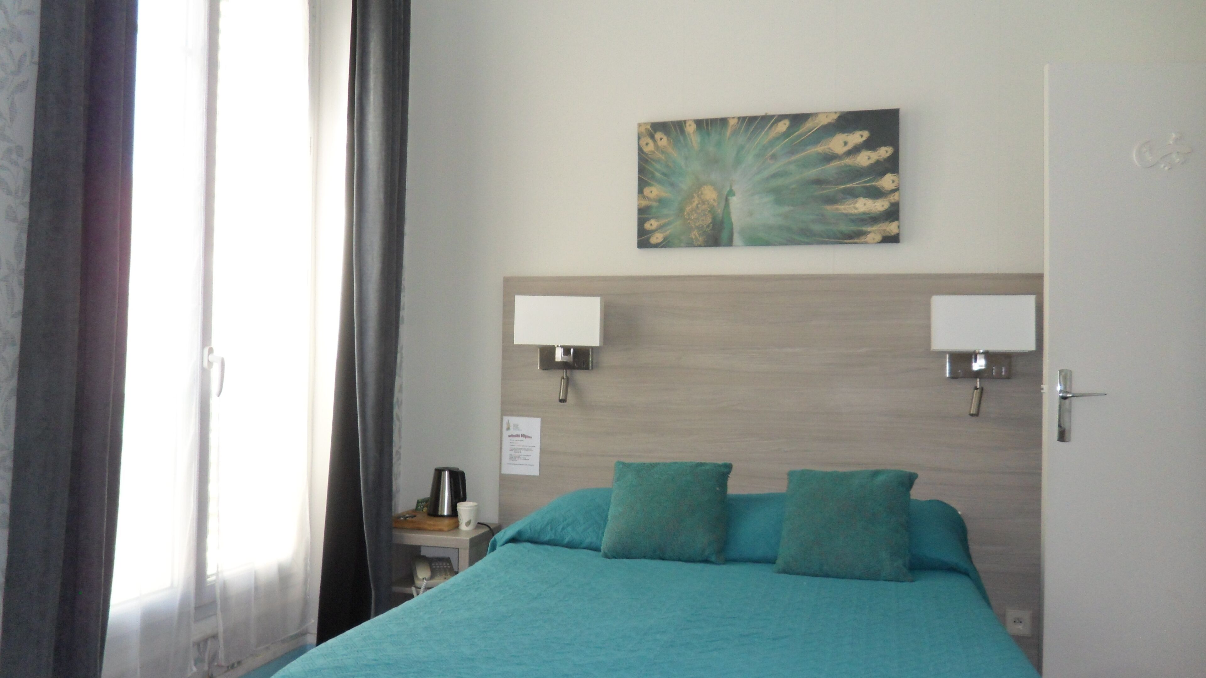 Driepersoonskamer | Een kluis op de kamer, een bureau, gratis wifi, beddengoed