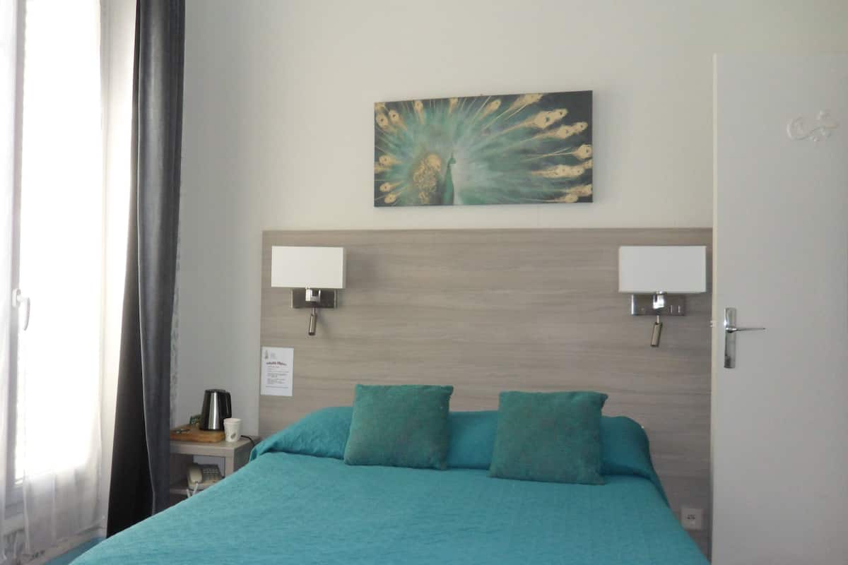 Driepersoonskamer | Een kluis op de kamer, een bureau, gratis wifi, beddengoed