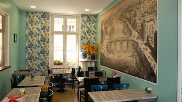 Daily continental breakfast (EUR 11 per person)