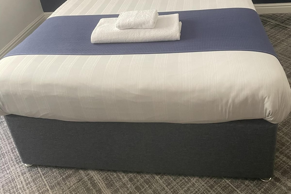 Habitación ejecutiva doble, baño privado | Ropa de cama de alta calidad y escritorio