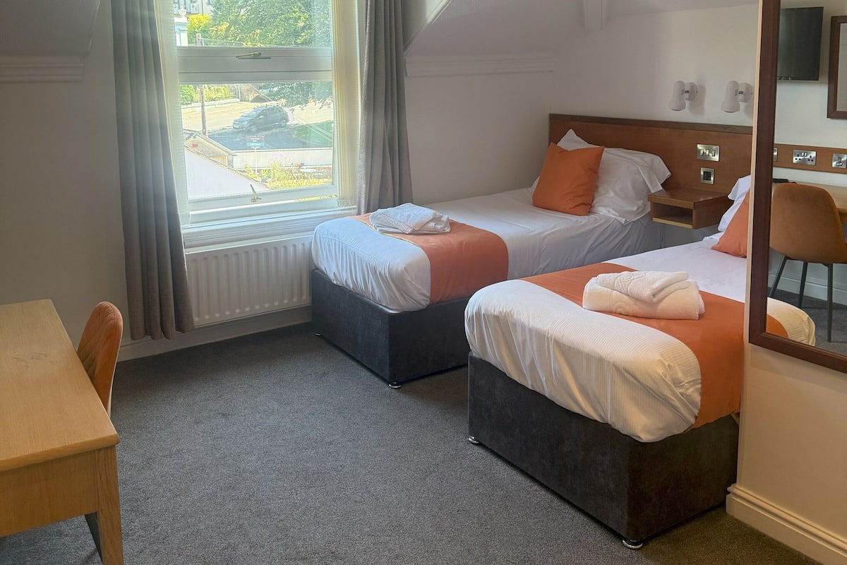 Chambre Standard avec lits jumeaux | Literie de qualité supérieure, Wi-Fi, draps fournis