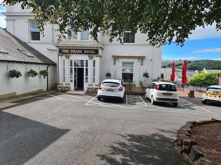 Fachada de la propiedad. Chase Hotel