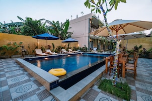 Una piscina al aire libre