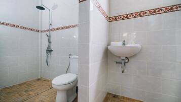 Phòng đôi Superior | Phòng tắm | Buồng tắm vòi sen, đồ dùng nhà tắm miễn phí, khăn tắm