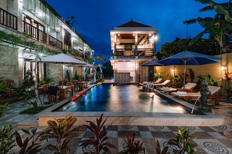 Fachada de la propiedad por la tarde o noche