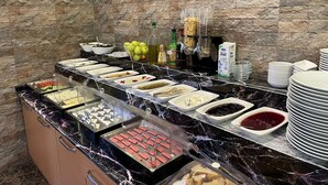 Una mesa de buffet con diferentes alimentos y salsas.