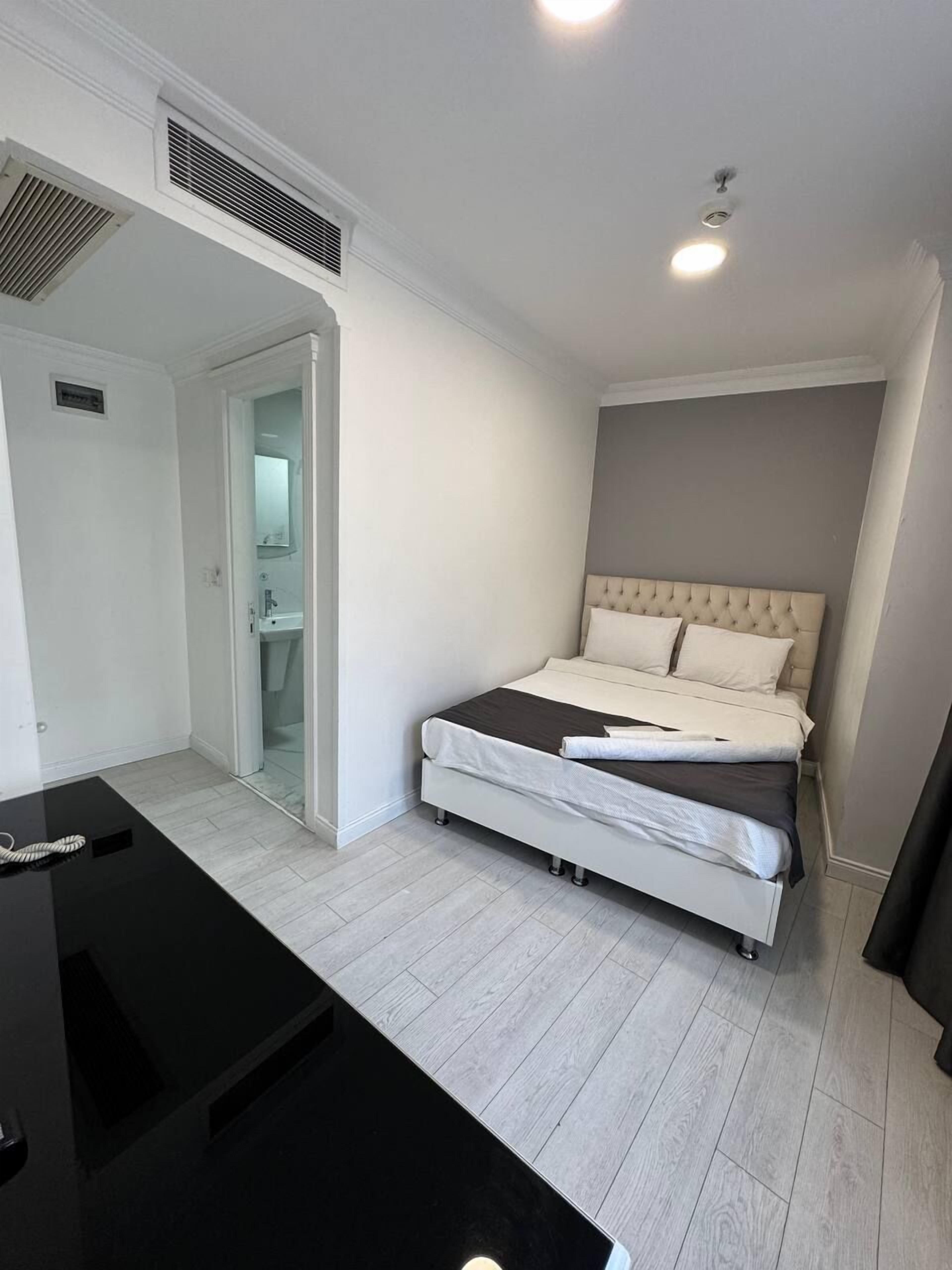 Standard Double Room Single Use | Premium bedding, minibar, in-room safe, laptop workspace