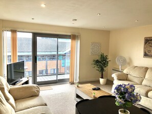 Leilighet – business, 1 soverom | Oppholdsrom | En 40-tommers Flatskjerm-TV med kabel-kanaler samt TV og DVD-spiller