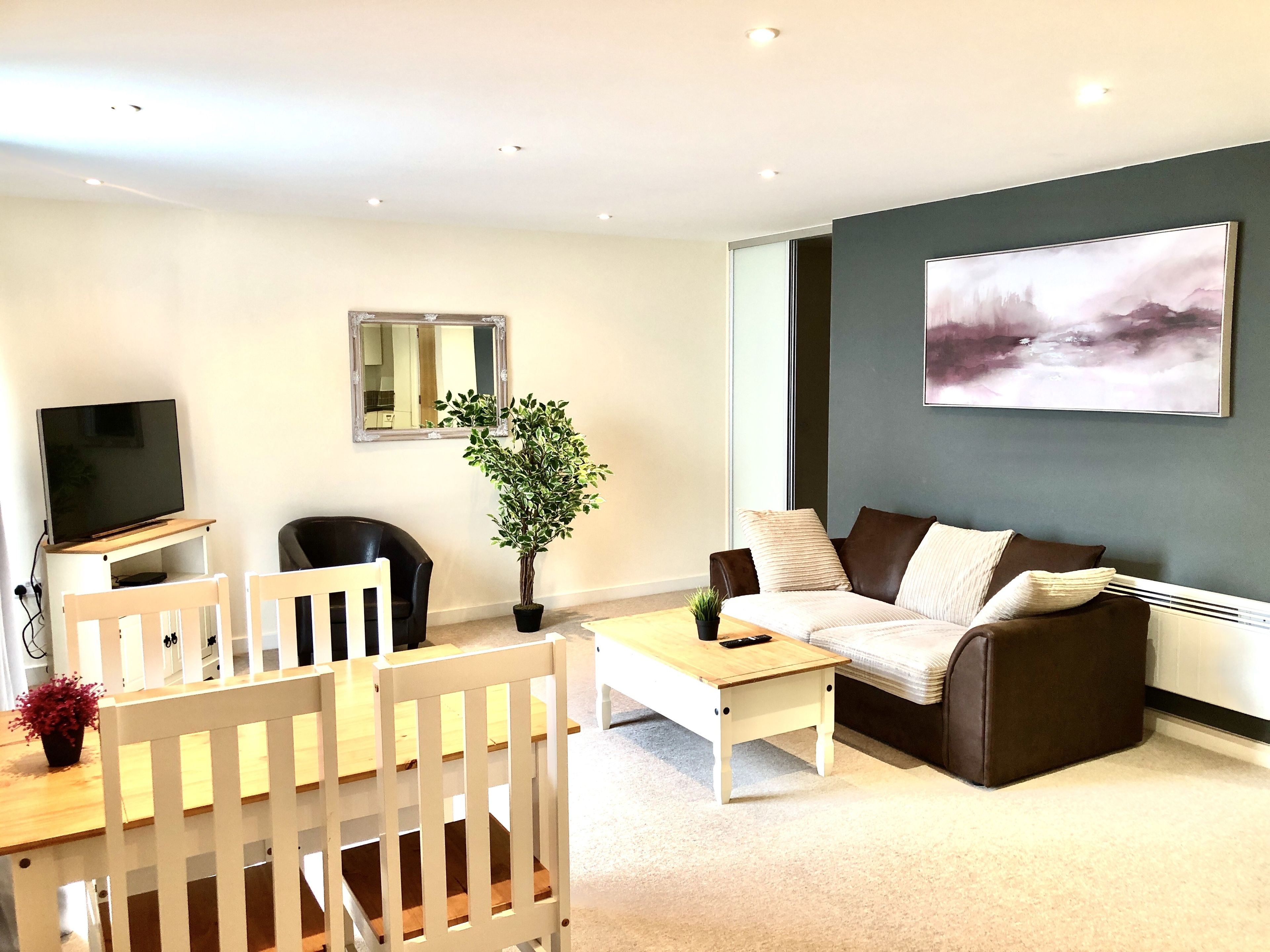 Business appartement, 1 slaapkamer | Woonruimte | Een 40-inch flatscreentelevisie met kabelzenders en een televisie