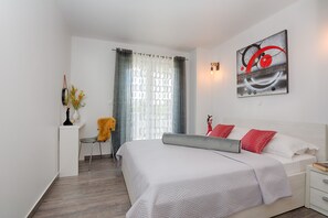 ألحفة محشوة بالريش وخزنة داخل الغرفة ومكتب ومكواة/لوح كي