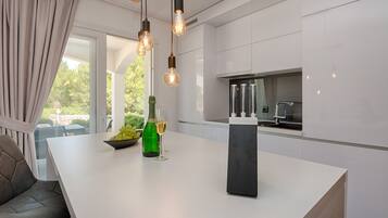 Apartemen, 1 kamar tidur, pemandangan kebun (A1) | Dapur pribadi | Lemari es, microwave, kompor, dan mesin pembuat kopi/teh