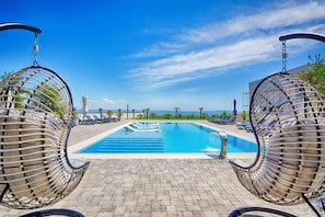 Una piscina al aire libre