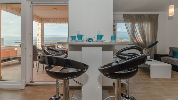 Apartamento, vistas al mar (A3) | Servicio de comidas en la habitación