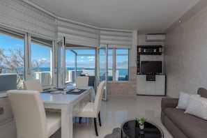 Apartment, Sea View, A1 | บริเวณนั่งเล่น | ทีวีจอแบน