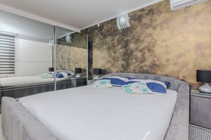 Apartment, 2 Bedrooms, Sea View, A2 | 羽絨被、客房內保險箱、書桌、免費搖籃/嬰兒床