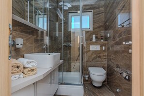 Apartment, Sea View, A1 | Banheiro | Chuveiro, produtos de toalete grátis, secador de cabelo 