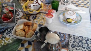 Una mesa preparada con diversos alimentos, como pan, frutas y salsas.
