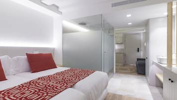 Una camera d'albergo moderna con un letto grande, una cabina armadio e angolo cottura.