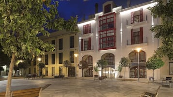 Fachada de la propiedad por la tarde o noche