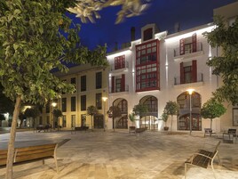 Fachada de la propiedad por la tarde o noche