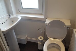 ฝักบัว, ไดร์เป่าผม, ผ้าเช็ดตัว