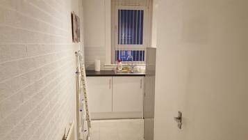 Full-size fridge, microwave, oven, stovetop