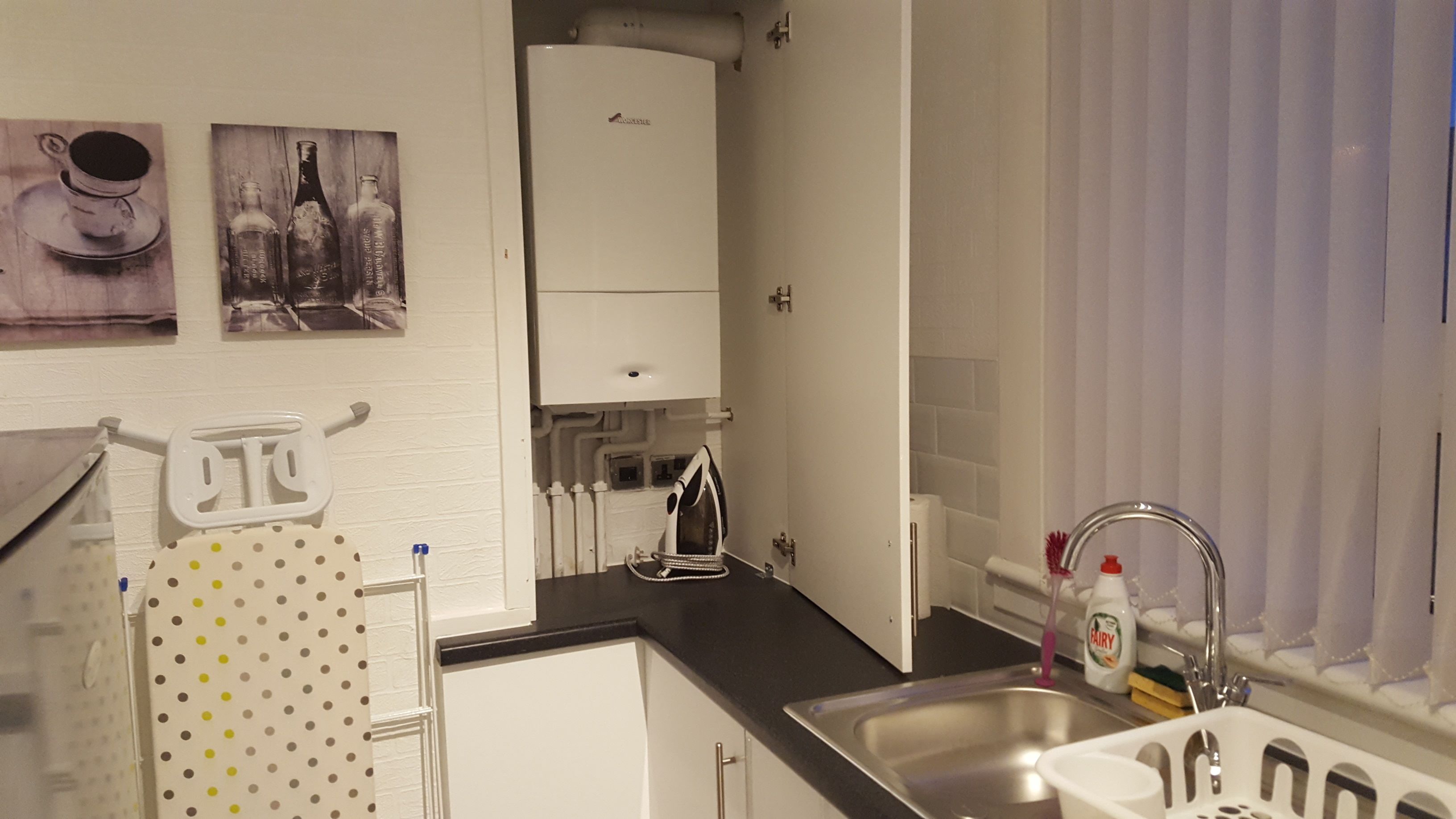 Full-size fridge, microwave, oven, stovetop